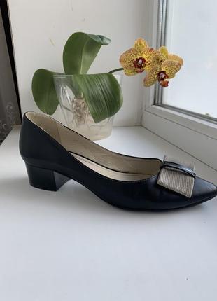 Туфлі-човники-балетки шкіряні respect. розмір вказаний 37, але йдуть на 38.5 фото