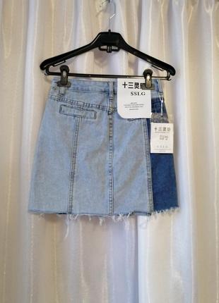 Стильна двокольорова джинсова спідниця з необробленим низом рванка прикрашена шпильками з перлами зн6 фото