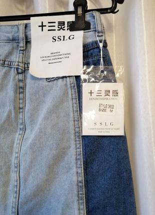 Стильна двокольорова джинсова спідниця з необробленим низом рванка прикрашена шпильками з перлами зн7 фото