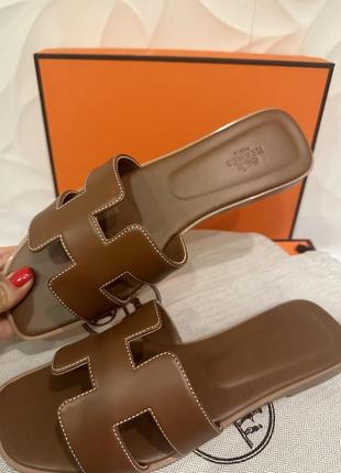 Шльопанці у стилі hermes