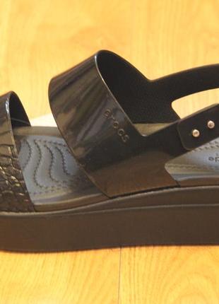 Женские босоножки crocs brooklyn croco shine low wedge w8, w9 оригинал6 фото