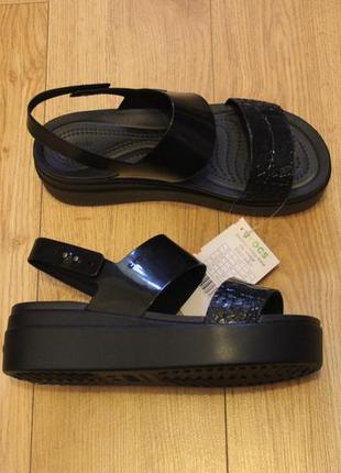 Женские босоножки crocs brooklyn croco shine low wedge w8, w9 оригинал3 фото