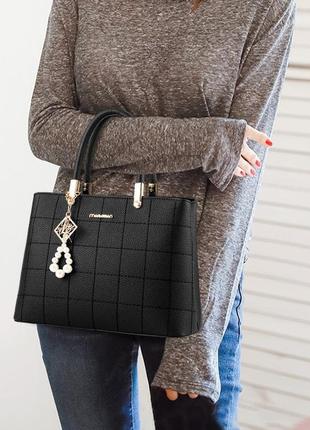 Модная женская сумка, женская сумочка с брелком черная эко кожа, сумка через плечо4 фото