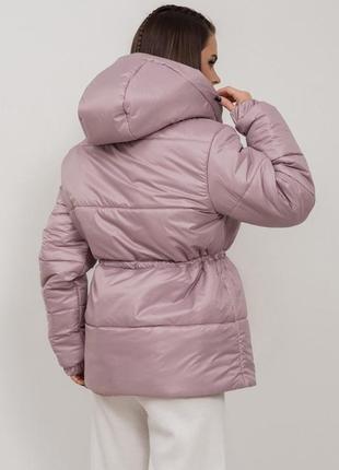 Розовая приталенная куртка с капюшоном3 фото