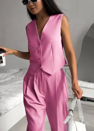 Трендовый женский костюм с жилеткой цвета