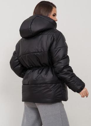 Черная приталенная куртка с капюшоном3 фото