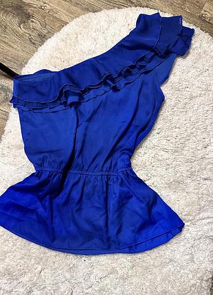 Блуза з відкритим плечем з рюшами