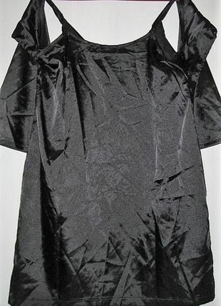 Маленькое черное платье с открытыми плечами3 фото