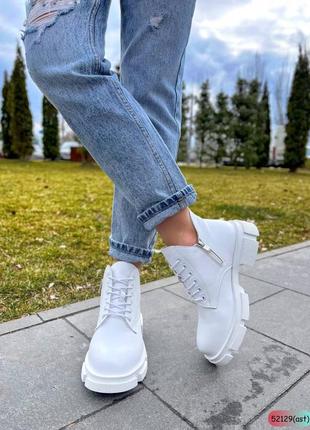 Білі черевики шкіра