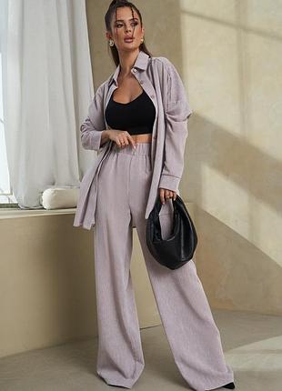 Бежевий лляний костюм вільного крою