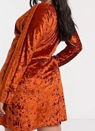 Яскрава оксамитова сукня