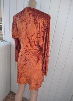 Яскрава оксамитова сукня