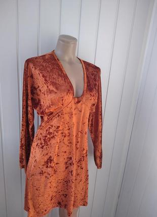 Яскрава оксамитова сукня