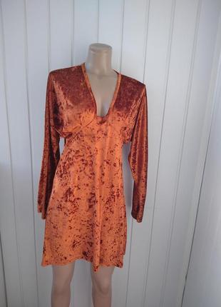 Яскрава оксамитова сукня