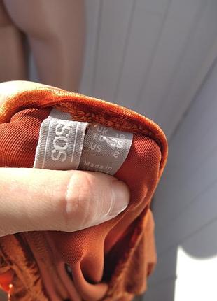 Яскрава оксамитова сукня