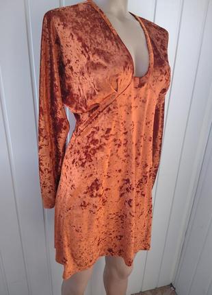 Яскрава оксамитова сукня