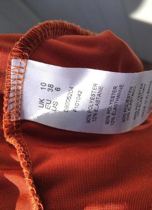 Яскрава оксамитова сукня