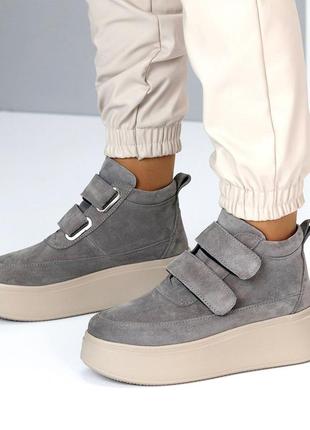 Серые утепленные натуральные замш кроссовки спортивные ботинки на платформе/танкетка на липучках