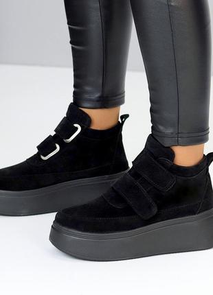 Черные утепленные натуральные замш кроссовки спортивные ботинки на платформе/танкетка на липучках