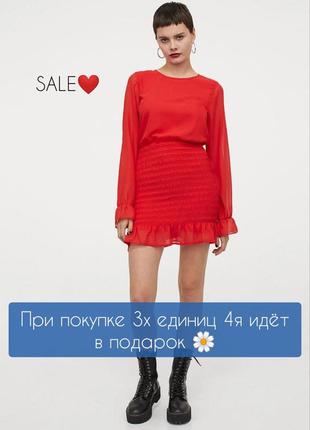 Красное шифоновое платье с рюшами и жаткой