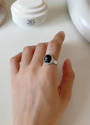 Кольцо с черной вставкой и цветком серебро4 фото