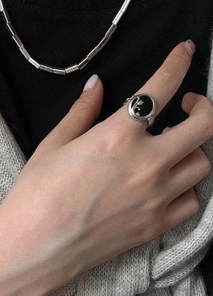 Кольцо с черной вставкой и цветком серебро7 фото