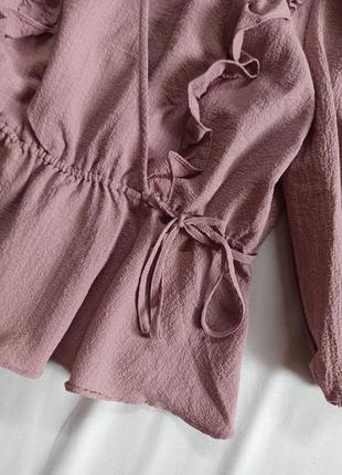 Пепельно-розовая блуза с объемными рукавами и рюшами2 фото