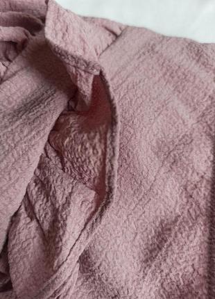 Пепельно-розовая блуза с объемными рукавами и рюшами3 фото