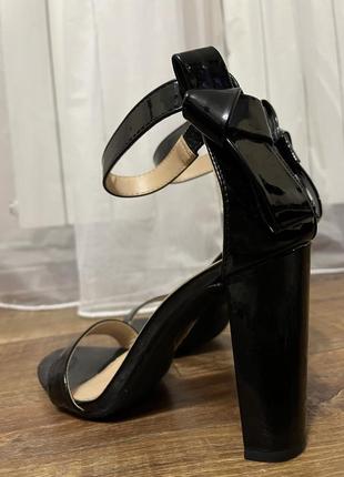 Черные новые лакированные босоножки на каблуках на завязках1 фото