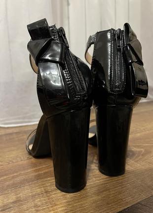 Черные новые лакированные босоножки на каблуках на завязках2 фото