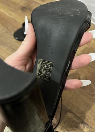 Черные новые лакированные босоножки на каблуках на завязках7 фото