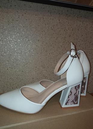Туфлі жіночі білі на стійкому гарному підборі з ремінцем еlla