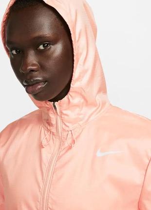 Куртка жіноча nike essential women's running jacket оригінал4 фото