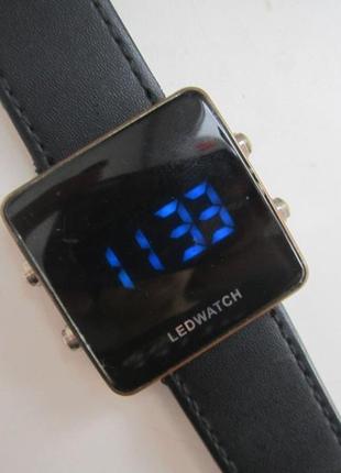 Годинник чоловічий наручний "ledwatch" на ходу. кварц.