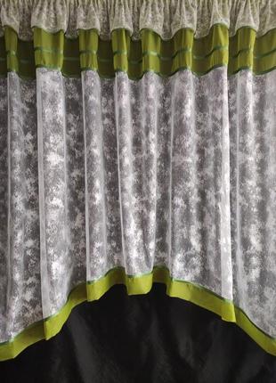 Занавеска аркой белого или молочного цвета с зелёным 280*165 см