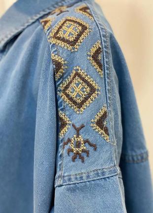 Джинсовая голубая куртка на кнопках с вышивкой на рукавах и на спине с воротником стильная качественная7 фото