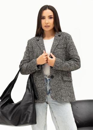 Сірий фактурний піджак із кишенями