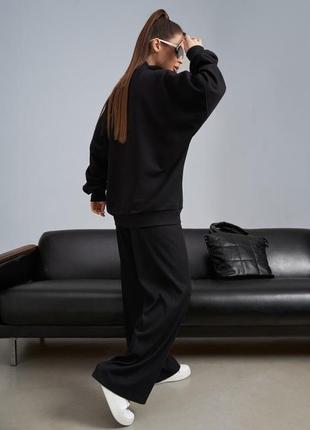 Чорний вільний костюм із фактурною вставкою3 фото