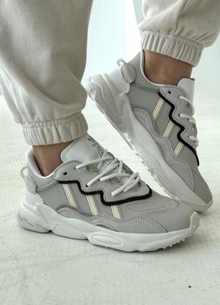 Стильные женские кроссовки adidas ozweego light grey reflective светло-серые