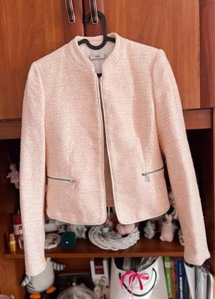 Ніжно рожевий персиковий піджак жакет блейзер mango твідовий жакет