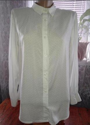 Белая рубашка с красивой спинкой в горошек.