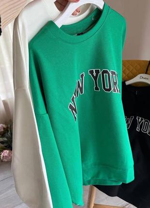 Удлиненный весенний свитшот oversize с трендовой надписью new york молочный черный зеленый стильный качественный4 фото