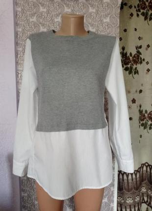 Ошатна блуза сірого кольору з білими рукавами та низом, як у сорочці.