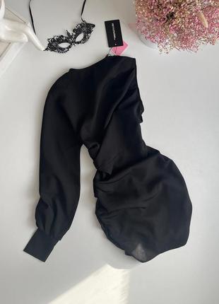 Черное шифоновое мини платье на одно плечо