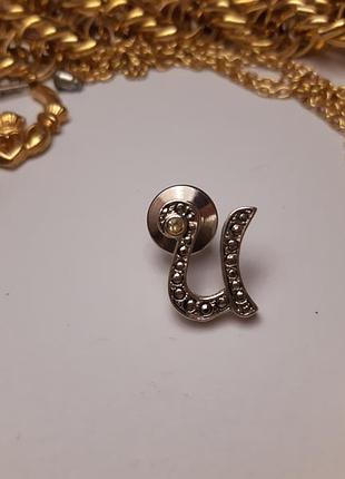 Брошь пенная буква n, или u винтаж белая позолота, марказиты, кристалл