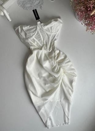 Белое молочное корсетное миди платье на грудь