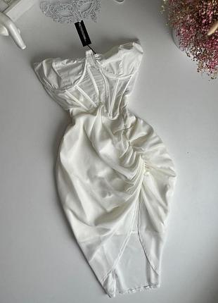 Белое молочное корсетное миди платье на грудь