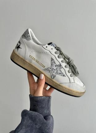 Классные женские кроссовки golden goose ggdb ballstar silver premium белые с серебристым