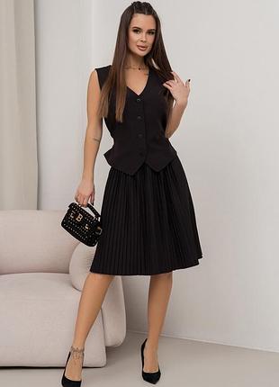 Черный костюм с жилетом и плиссированной юбкой