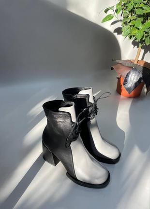 Черные с серым кожаные ботильоны на удобном каблуке3 фото